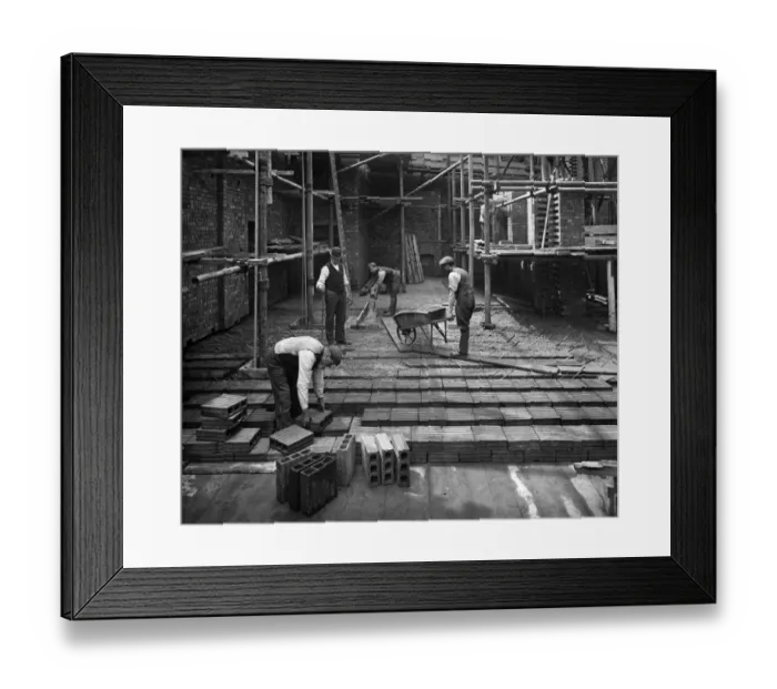 Framed Print : Laying a hollow pot floor, Lloyds Avenue, London BL19950A