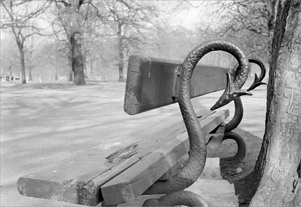 Bench in Kensington Gardens a98_06267