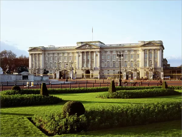Buckingham Palace J060216