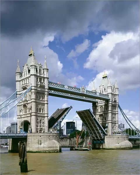 Tower Bridge J060047