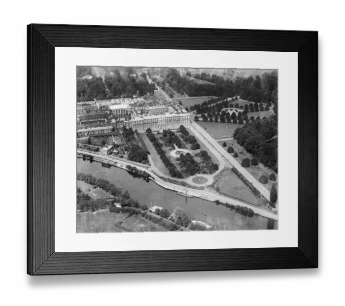 Framed Print : Hampton Court Palace EPW001711 Framed Print : Hampton Court Palace EPW001711
