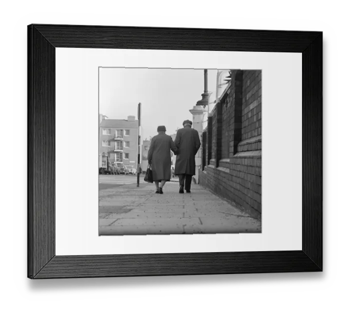 Framed Print : Elderly couple a066020