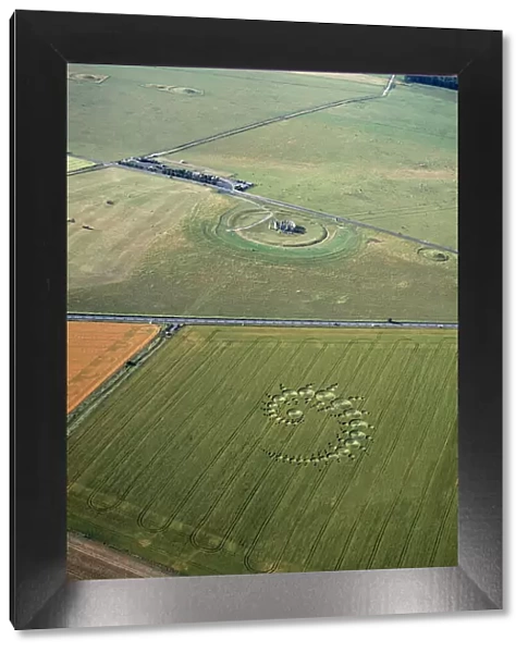 Stonehenge and crop circle N960002