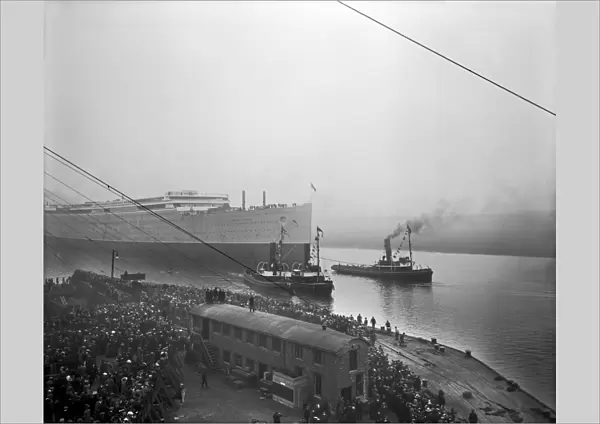 The launch of the RMS Aquitania BL22100_027