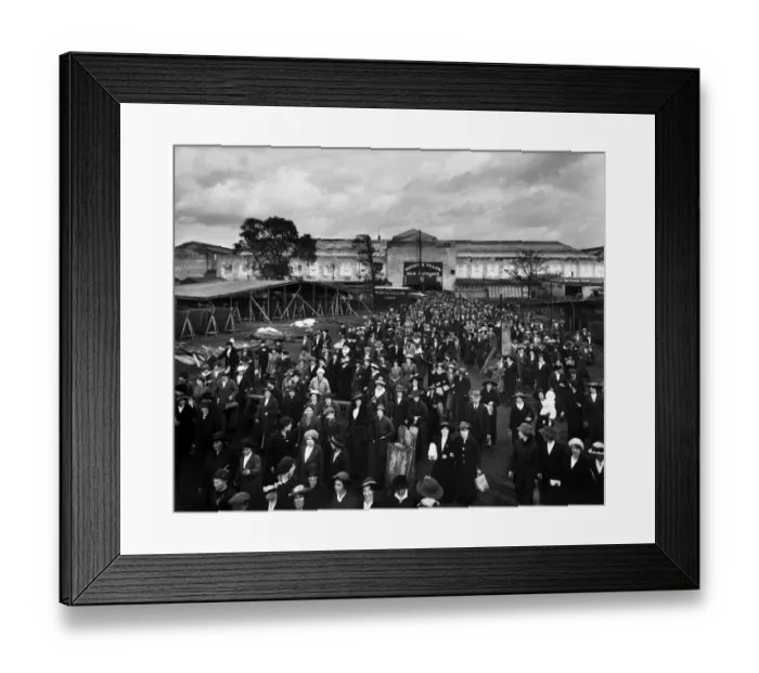 Framed Print : Waring & Gillow Factory, August 1916 BL23600_002