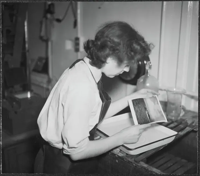 Framed Print : Aircraftwoman Freda Pocock at work in the Stills Department chp01_07_01_194