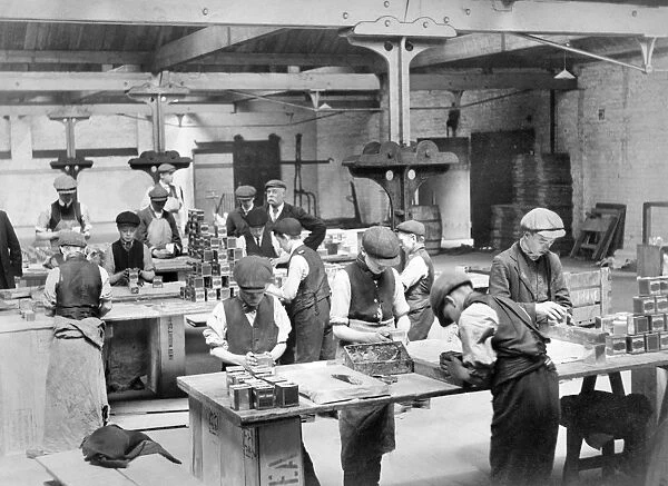 Children labelling tins of tea c.1910, Butlers Wharf BB87_09690