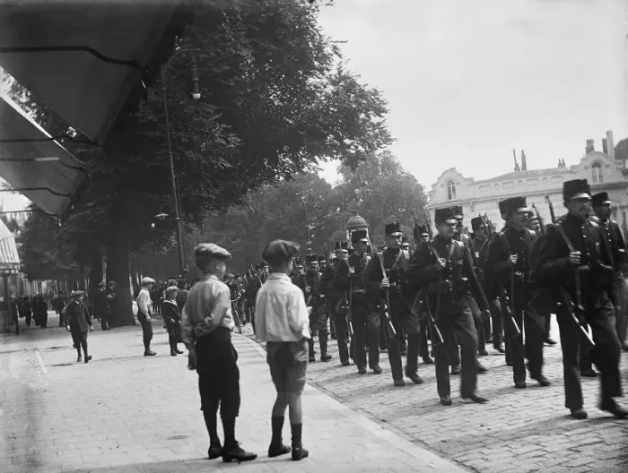 Framed Print : Dutch soldiers, The Hague, 1st August 1914 MCF01_02_0384