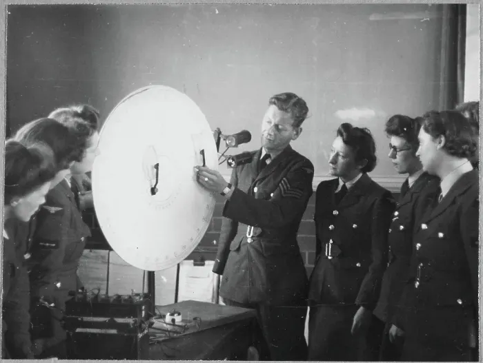 Framed Print : A group of Women's Auxiliary Air Force (WAAF) trainees observing lens experiments chp01_07_01_038 Framed Print : A group of Women's Auxiliary Air Force (WAAF) trainees observing lens experiments chp01_07_01_038