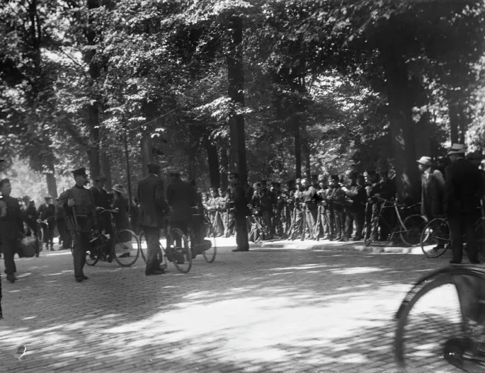 Framed Print : THE HAGUE, NETHERLANDS. Soldiers from the Dutch army mobilising in Den Haag (The Hague)