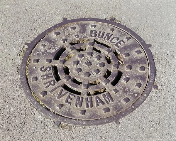 Ironwork AA059416. Swindon, Wiltshire. A drain cover plate made by Bunce of Shrivenham