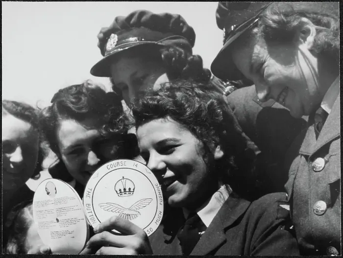 Framed Print : Members of the WAAF on completion of their training course chp01_07_01_111