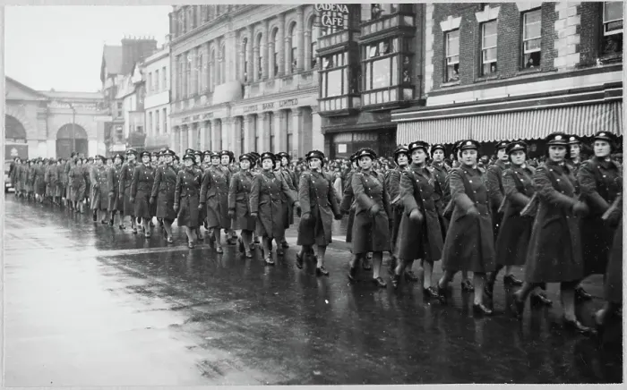 Framed Print : Members of the Women's Auxiliary Air Force (WAAF) chp01_07_01_034