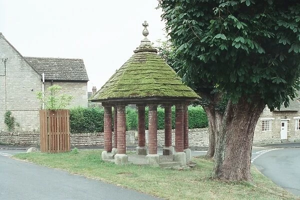 Old Pump House. Small octagonal openwork structure with circular brick piers. IoE 187357