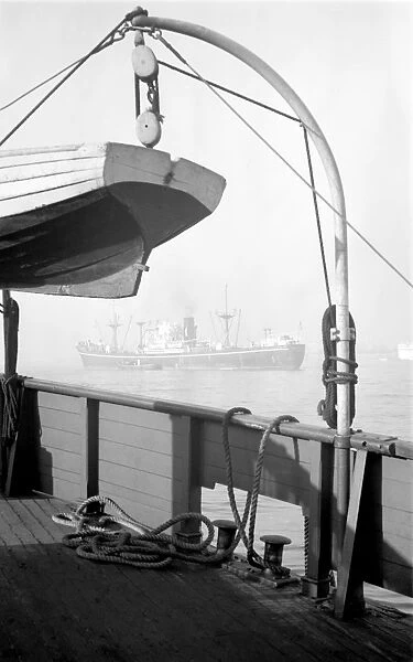 Passing ship, Gravesend Reach AA001364