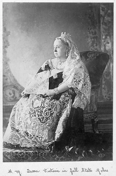 Queen Victoria in full State Robes D880020b