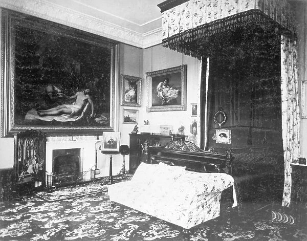 Queen Victorias bedroom at Osborne House c.1890 D880025