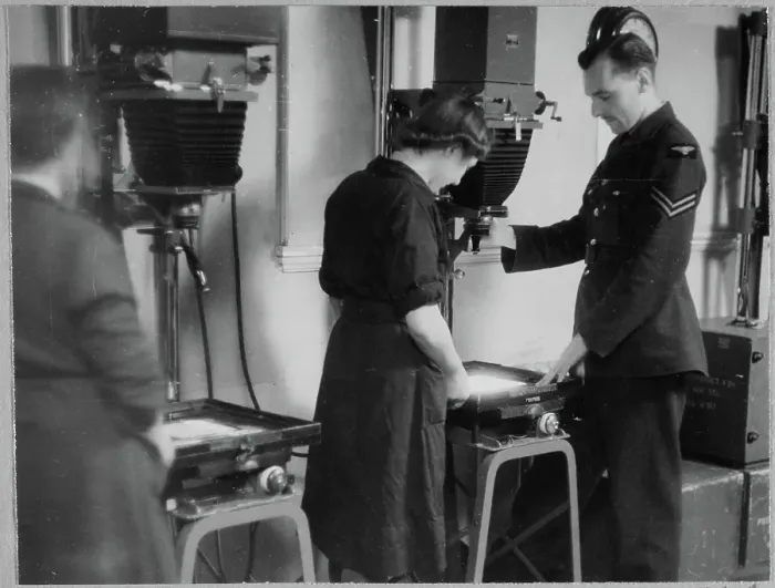 Framed Print : RAF instructor directing a WAAF trainee in the use of photographic enlargers chp01_07_01_065