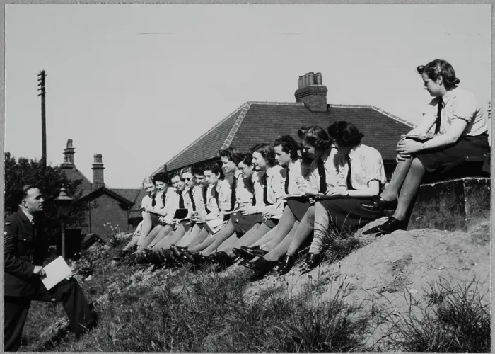 Framed Print : RAF instructor speaking to a group of WAAF trainees during an outdoor lecture chp01_07_01_072 Framed Print : RAF instructor speaking to a group of WAAF trainees during an outdoor lecture chp01_07_01_072