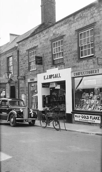 Shopping in Sherborne 1939 BB056811