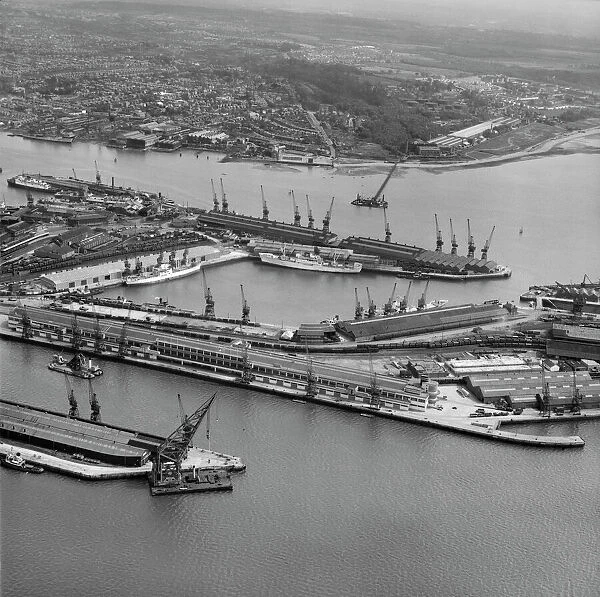 Southampton Docks EAW086604