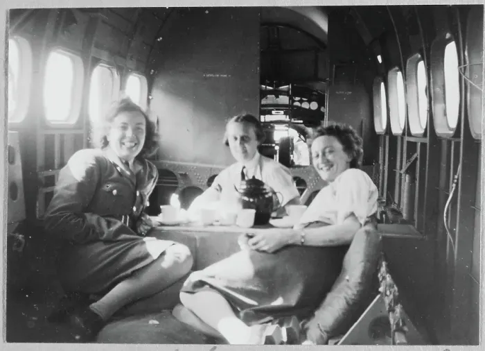 Framed Print : WAAF (Women's Auxiliary Air Force) instructors having tea aboard an RAF aeroplane chp01_07_01_101