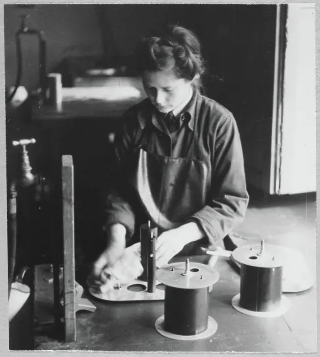 Framed Print : A Women's Auxiliary Air Force (WAAF) trainee cleaning darkroom apparatus chp01_07_01_055