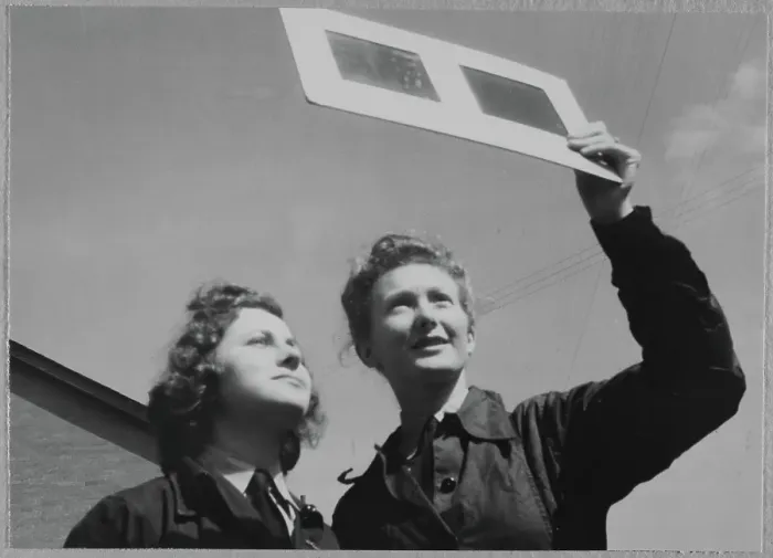 Framed Print : A Women's Auxiliary Air Force (WAAF) trainee and a WAAF instructor inspecting film chp01_07_01_061