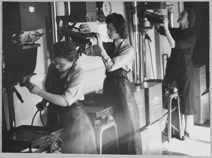 Framed Print : Women's Auxiliary Air Force (WAAF) trainees dusting the enlargers chp01_07_01_064