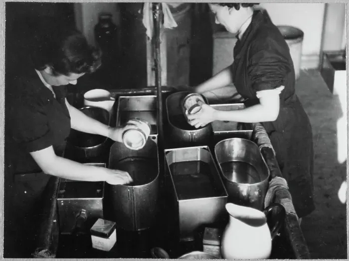Framed Print : Women's Auxiliary Air Force (WAAF) trainees mixing film processing chemicals chp01_07_01_056