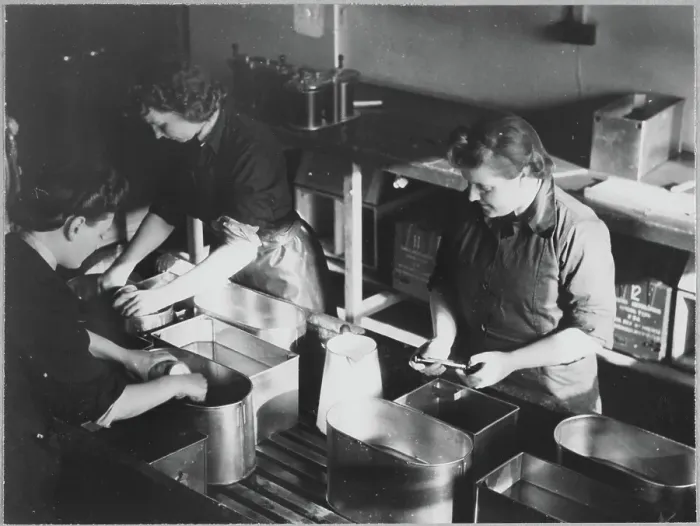 Framed Print : Women's Auxiliary Air Force (WAAF) trainees mixing photographic chemicals chp01_07_01_053