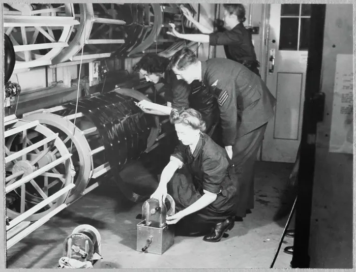 Framed Print : Women's Auxiliary Air Force (WAAF) trainees place photographic films on the drying drums chp01_07_01_060