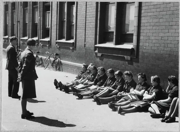 Framed Print : Women's Auxiliary Air Force (WAAF) trainees receiving an open air lecture chp01_07_01_057