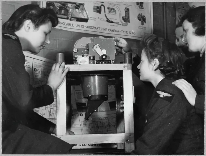 Framed Print : Women's Auxiliary Air Force (WAAF) trainees working on an F24 camera chp01_07_01_047