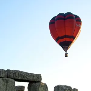 Balloon over Stonehenge N060085