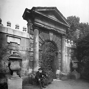 Chelsea Gate, Chiswick House c. 1900 DD54_00112