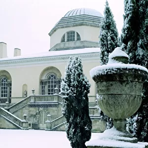 Chiswick House Collection: Chiswick House gardens