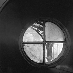 Circular window at Liverpool Street Station a061687