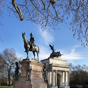Duke of Wellington statue and the Wellington Arch N150037