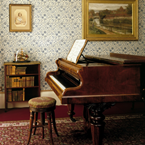 Down House. Emma Darwins piano J980007