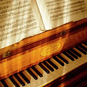 Piano and music sheets K011303