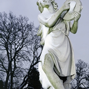 Snow covered statue at Wrest Park K030015