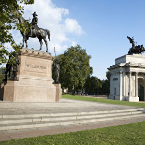 Statue of the Duke of Wellington and the Wellington Arch N080827