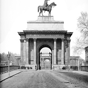 Wellington Arch with Duke of Wellington statue DD97_00320