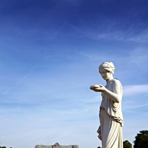 Wrest Park with statue of Hebe N100602