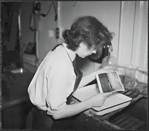 Second World War Prints: Aircraftwoman Freda Pocock at work in the Stills Department chp01_07_01_194