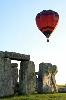 Neolithic Collection: Balloon over Stonehenge N060085