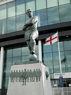 Commemoration Collection: Bobby Moore statue PLA01_03_1183