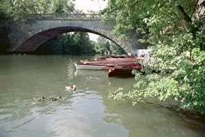 Inland boating Collection: Castle Bridge