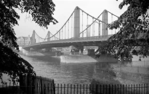 Images Dated 19th October 2010: Chelsea Bridge a001289